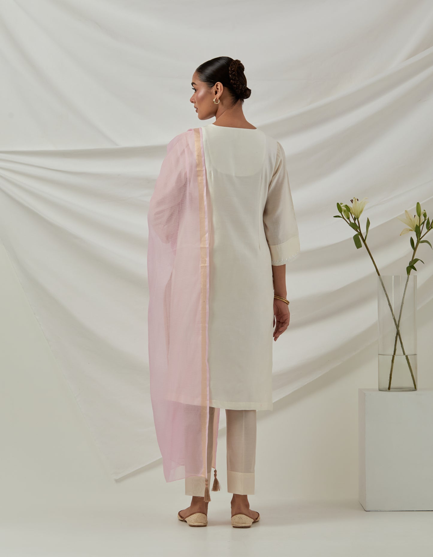 Off white chanderi embroidered kurta / pant