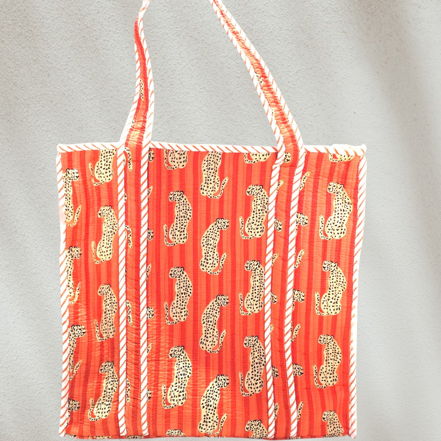 Tote bag with tiger animal pattern on a red background, appt as a yoga bag