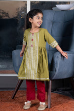 Load image into Gallery viewer, Girls green and maroon kurta payjama set
