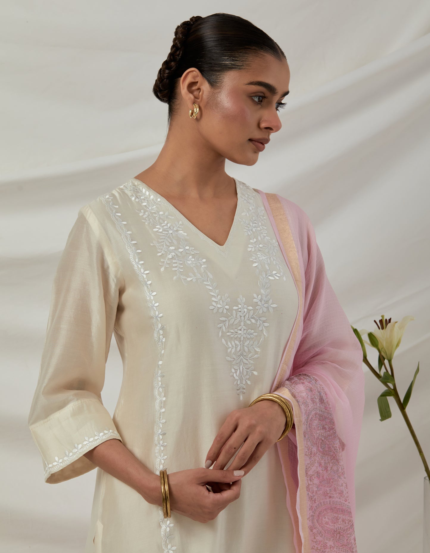 Off white chanderi embroidered kurta / pant