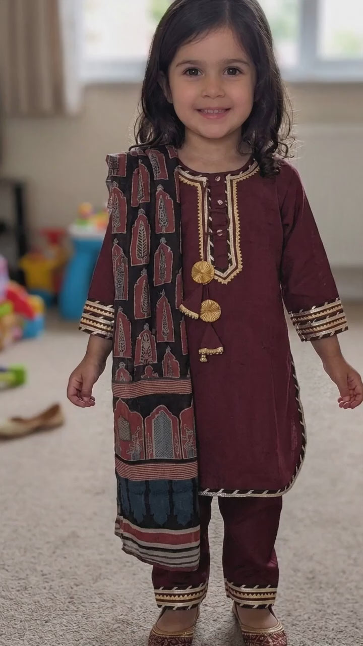 Girl wearing maroon kurta payjama with block print dupatta